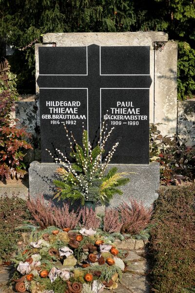 Datei:Grabstaette Thieme.jpg