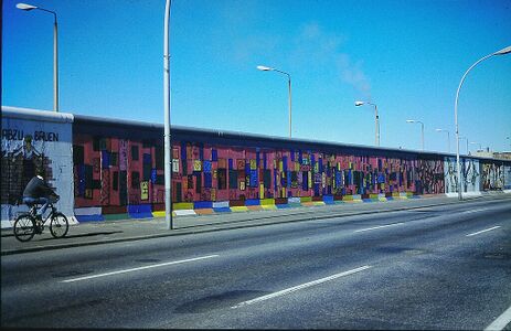 Kunstwerk an der Berliner Mauer.jpg