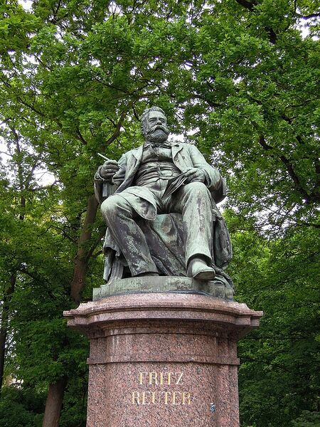 Datei:Fritz-Reuter-Denkmal (Neubrandenburg).jpg