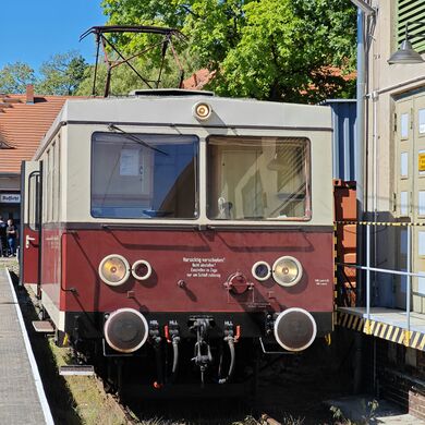 Der Triebwagen 279 003 im Bahbhof Buckow.