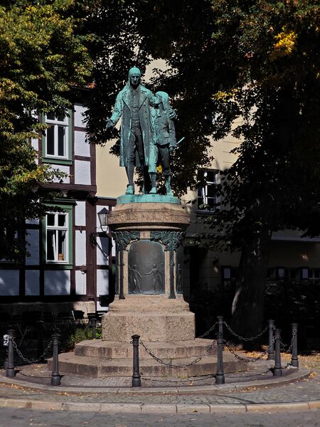 Datei:Gutsmuths Denkmal 01.jpg