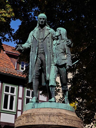 Gutsmuths Denkmal 02.jpg