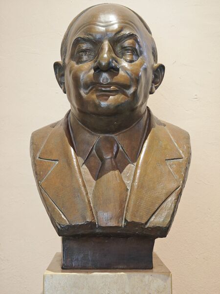 Datei:Büste Heinrich Dathe.jpg