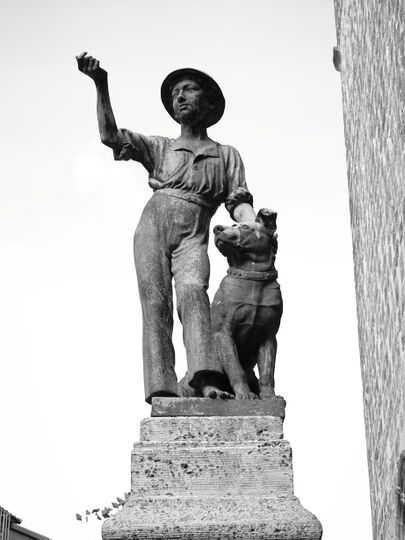 Schachtbrunnen monochrome.jpg