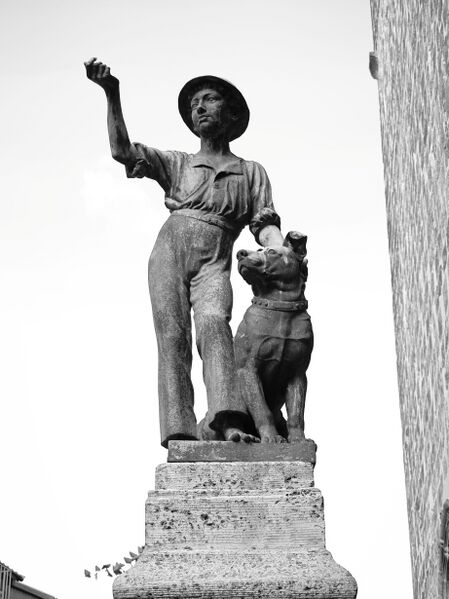 Datei:Schachtbrunnen monochrome.jpg