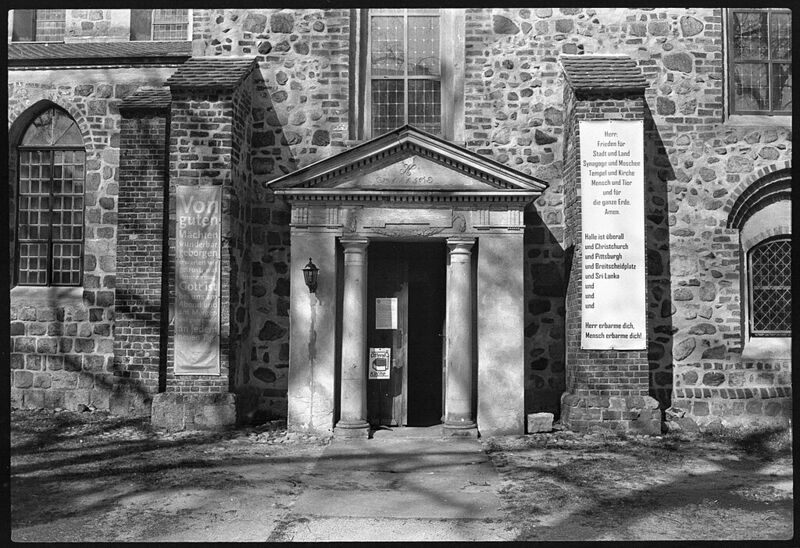 Datei:Portal St. Marien Strausberg.jpg