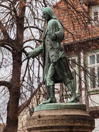 Gutsmuths Denkmal 03.jpg